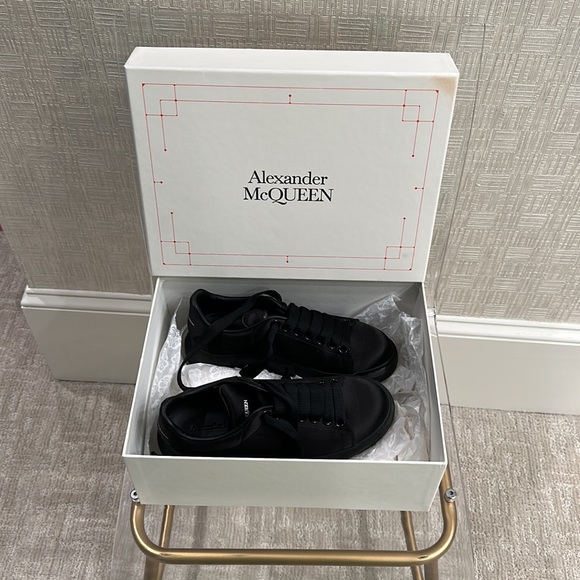 Signature platform Oversized sneakers in a lustrous satin fabric. - Picture 4 of 5